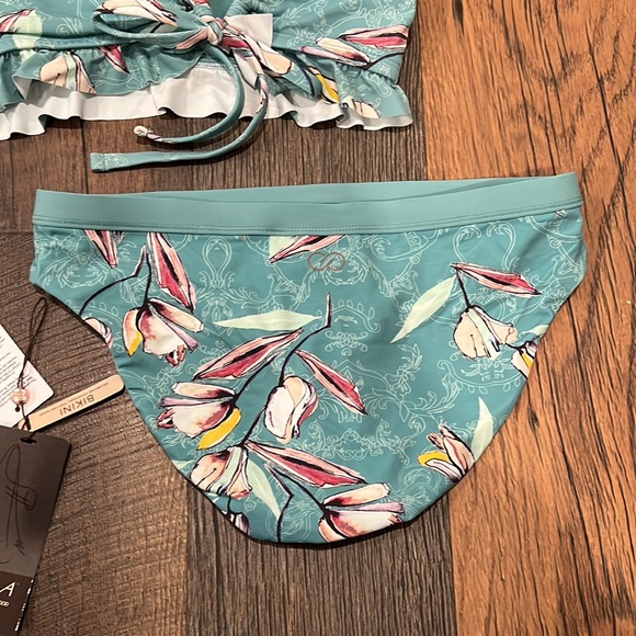 NWT Bathing suit & rash guard - Picture 4 of 10